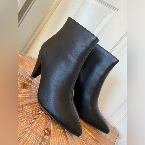 NWT My Delicious Black Faux Leather Pointy Toe Zipper Booties Size 10 - Picture 4 of 11